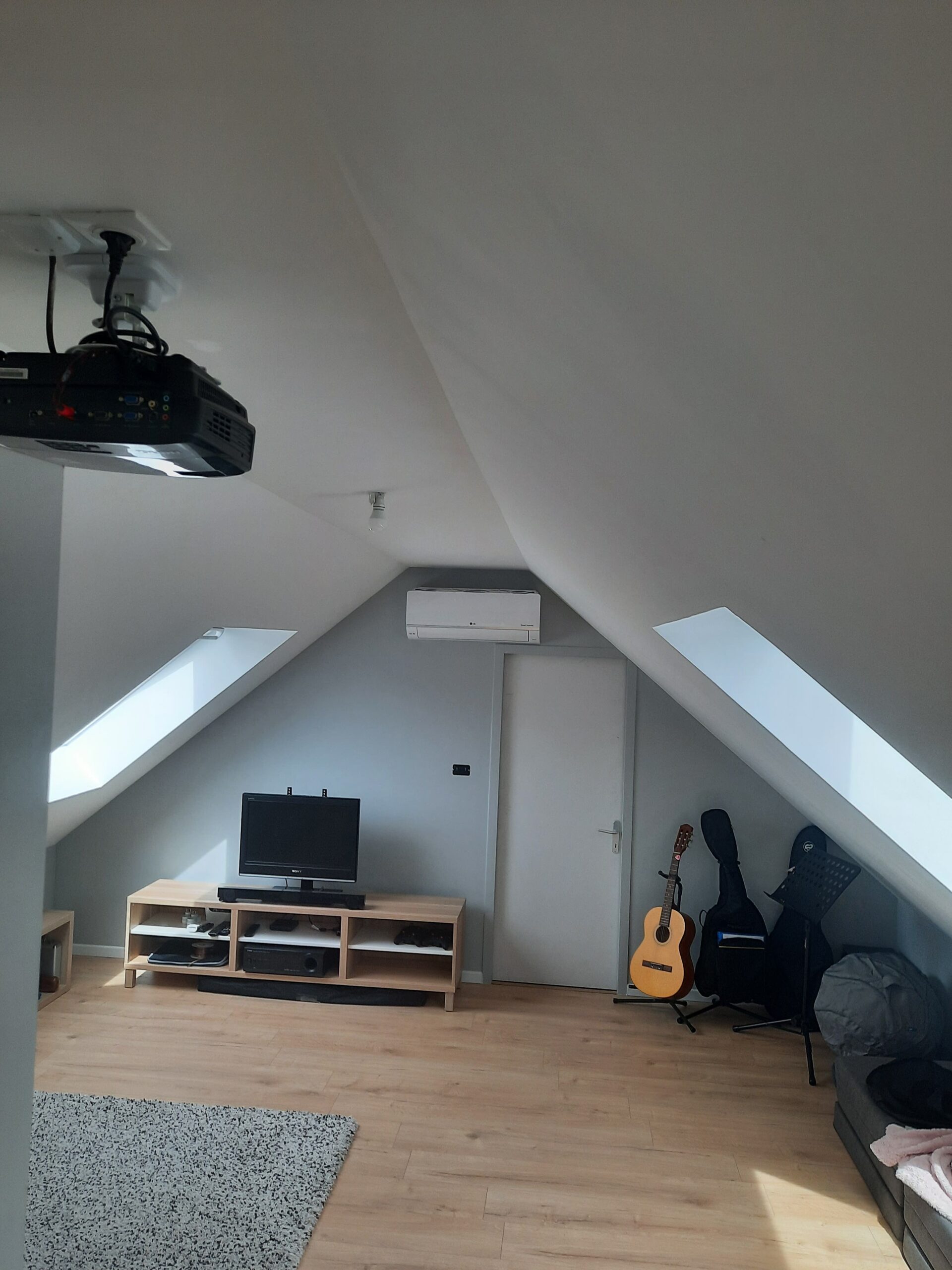 Salle de cinéma sur une mezzanine à la st martin le beau - aménager mon comble perdu dans le 37