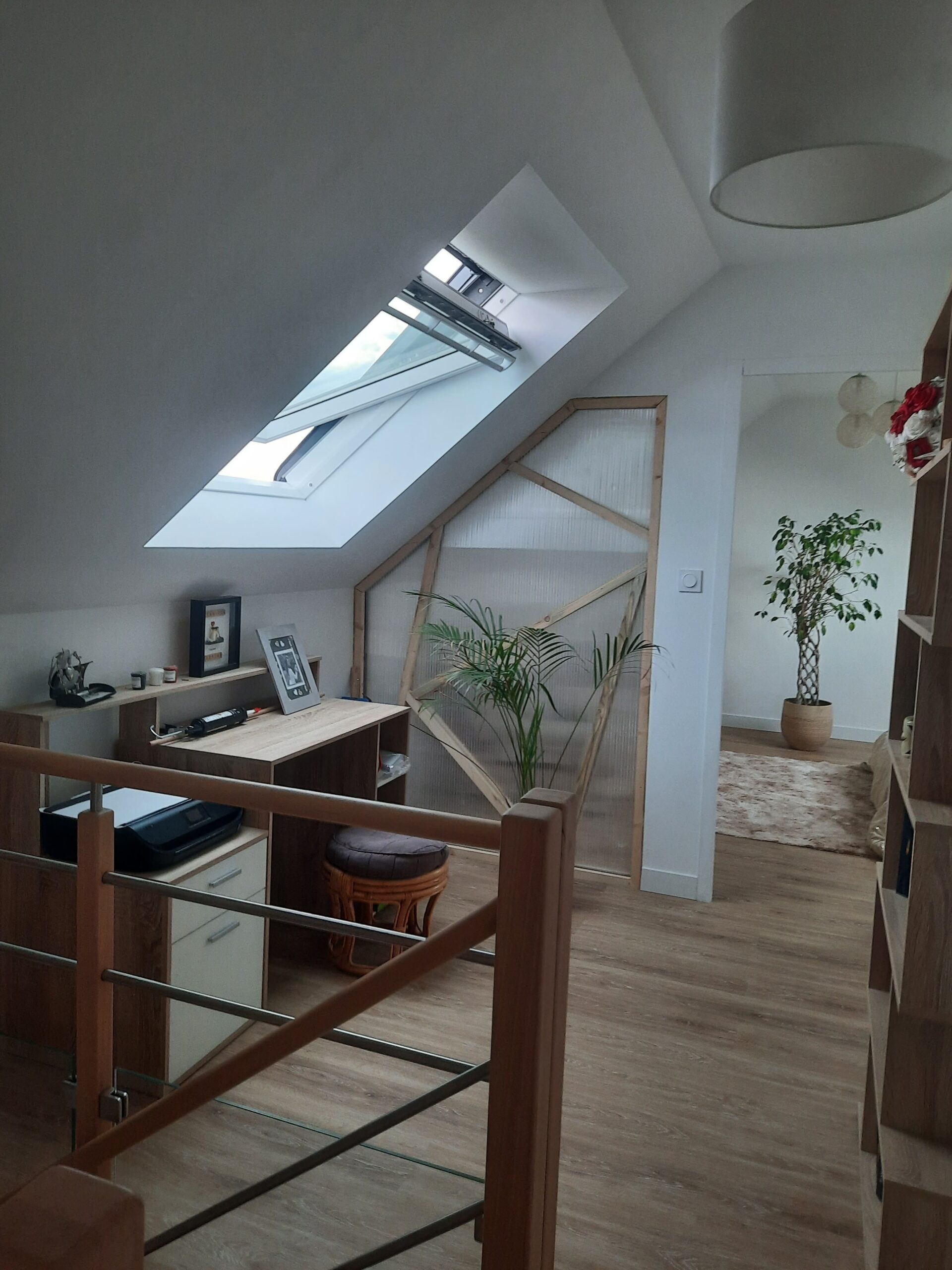 Aménagement de Palier : Optimisez l'Espace avec une Cloison de Lumière