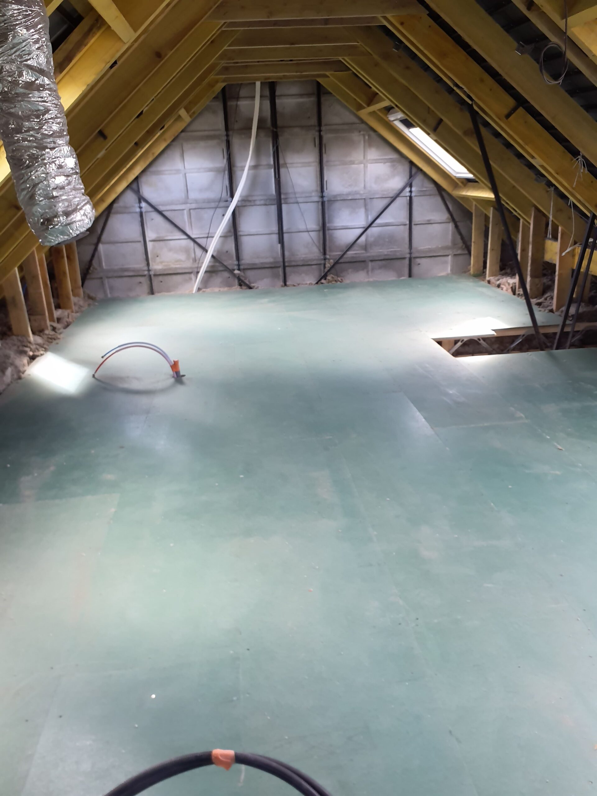 Mise en place du plancher sur les poutrespaces sur une charpente métallique (Phenix) à reugny