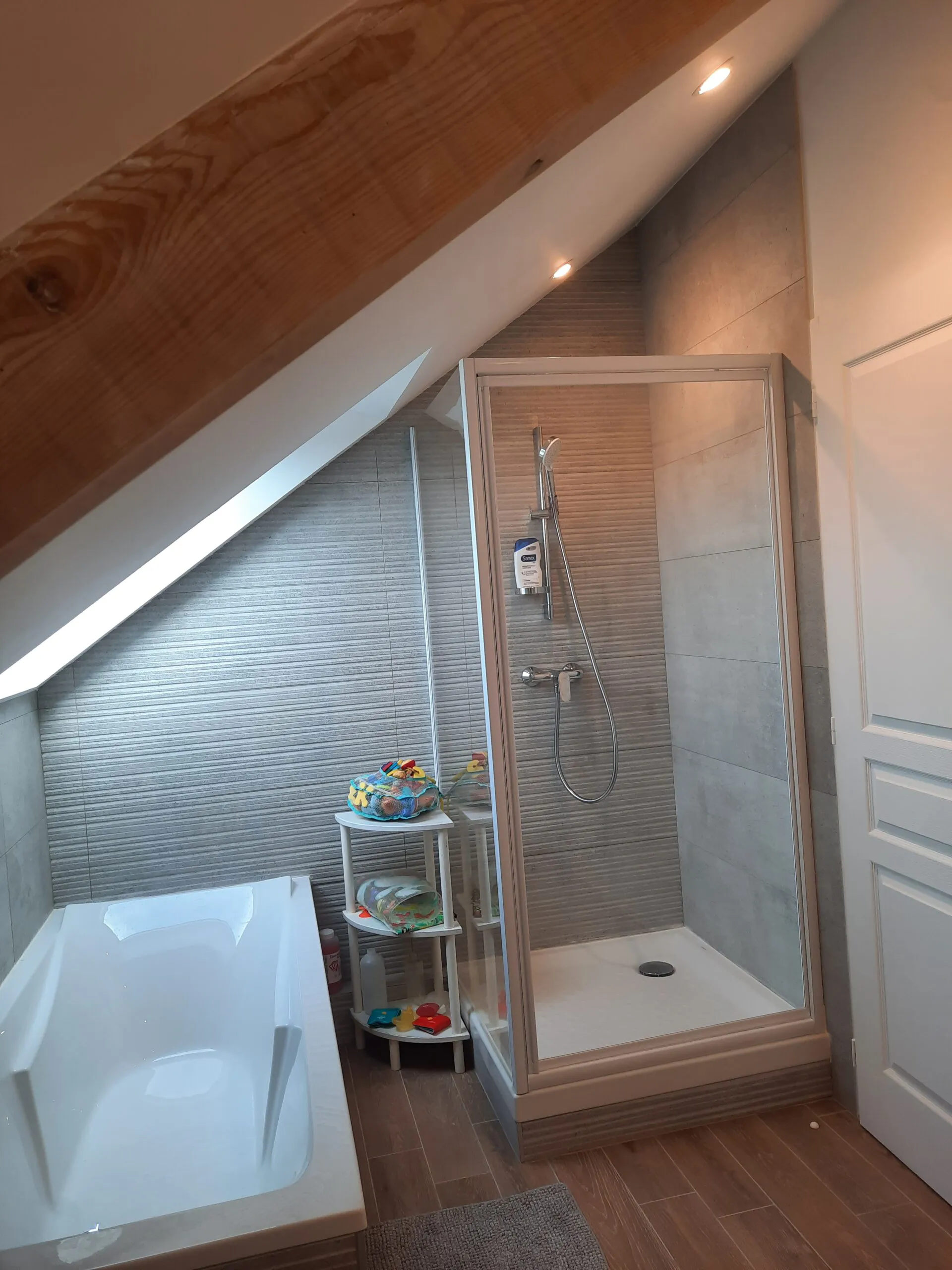 Salle-deau-8.42m2-plancher-3.20m2-loi-carrez-Azay-sur-cher-